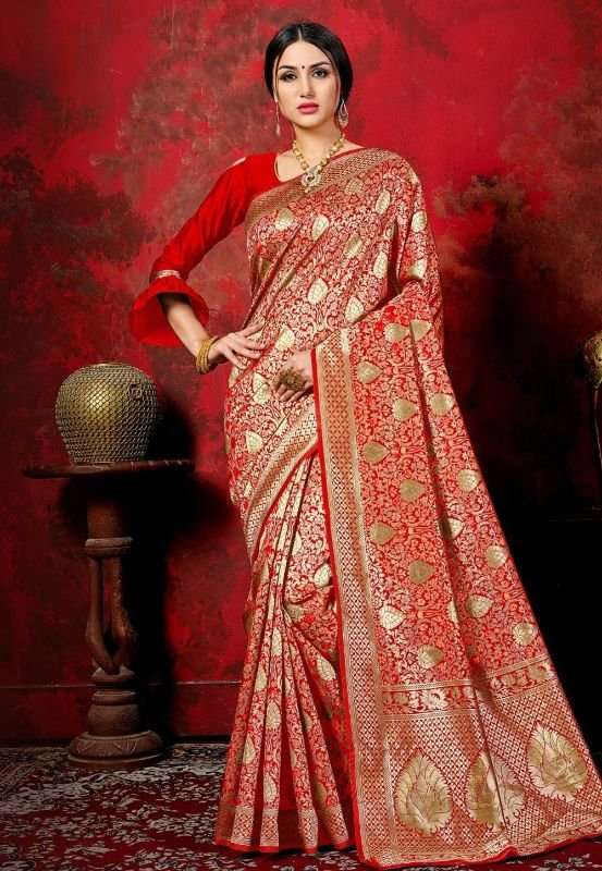 A women wearing red saree