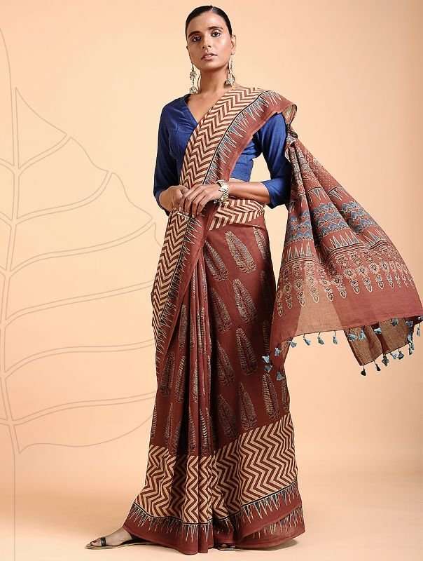 A women wearing batik saree